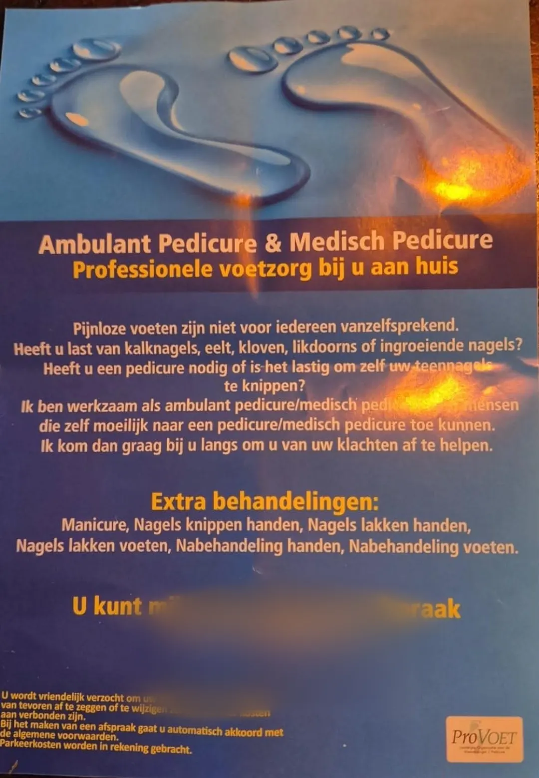 Foto bij: Deze dame is aan het flyeren bij senioren flats